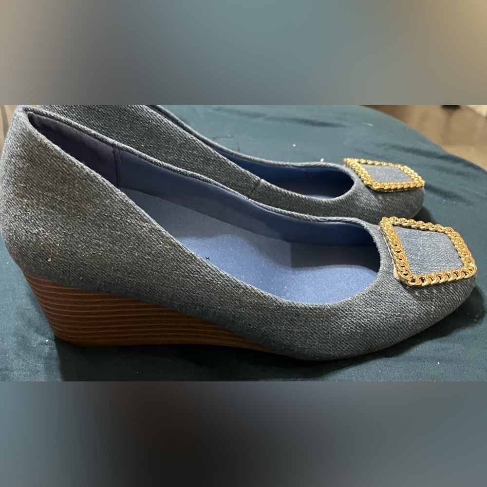 Anne Klein Women’s Sadie Wedge Pump Shoes 7.5M Blue Denim Chain Buckle Round Toe - Picture 6 of 7